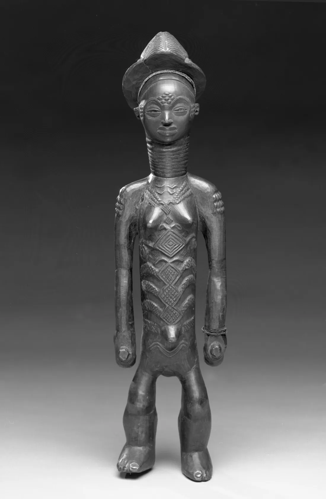 Weibliche Figur aus Holz geschnitzt