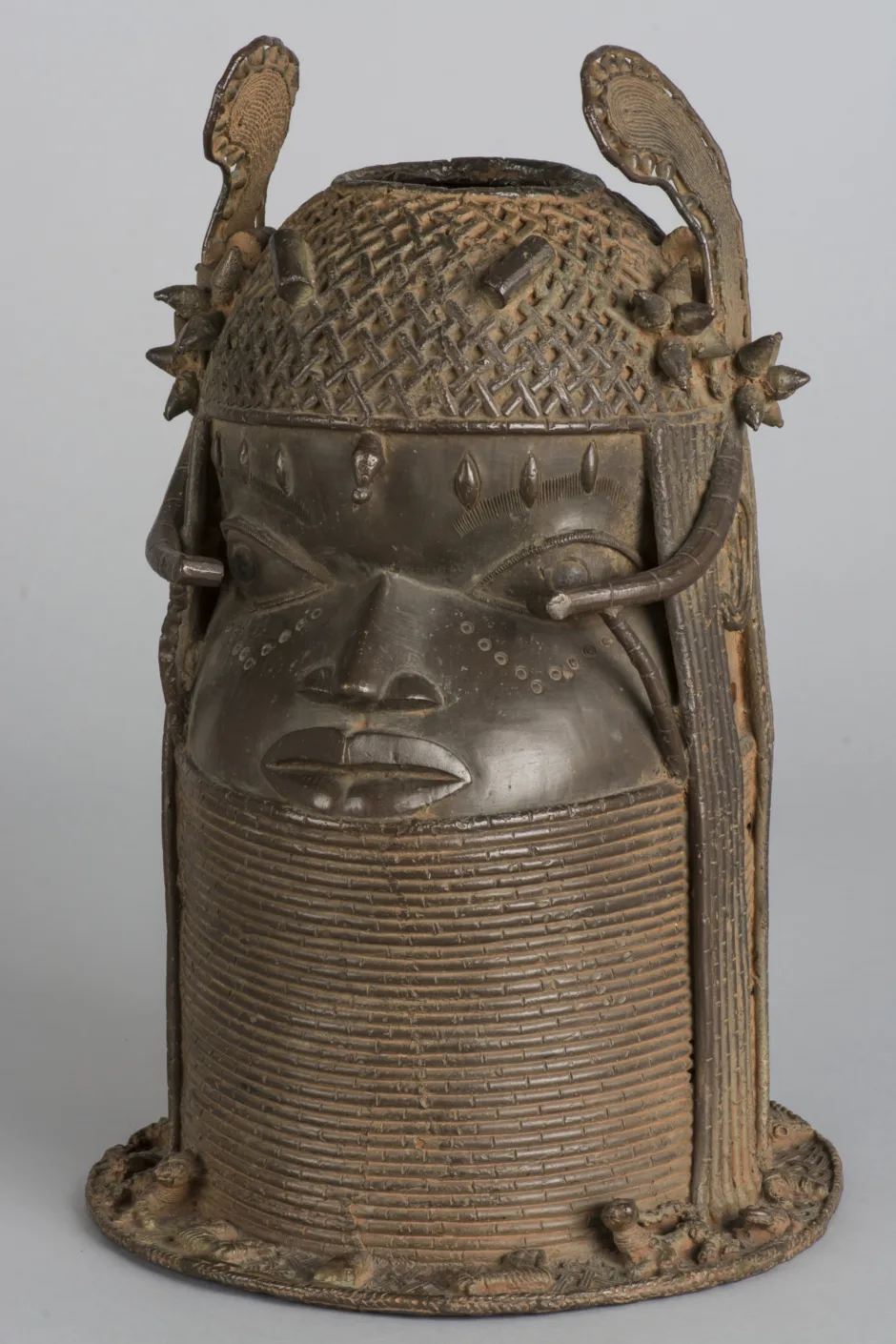 Commemorative bust of a king C2340, 19th century, yellow cast iron, MARKK, Hamburg