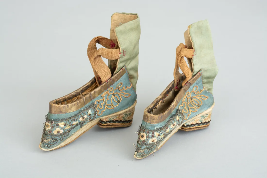 Shoes for bound feet