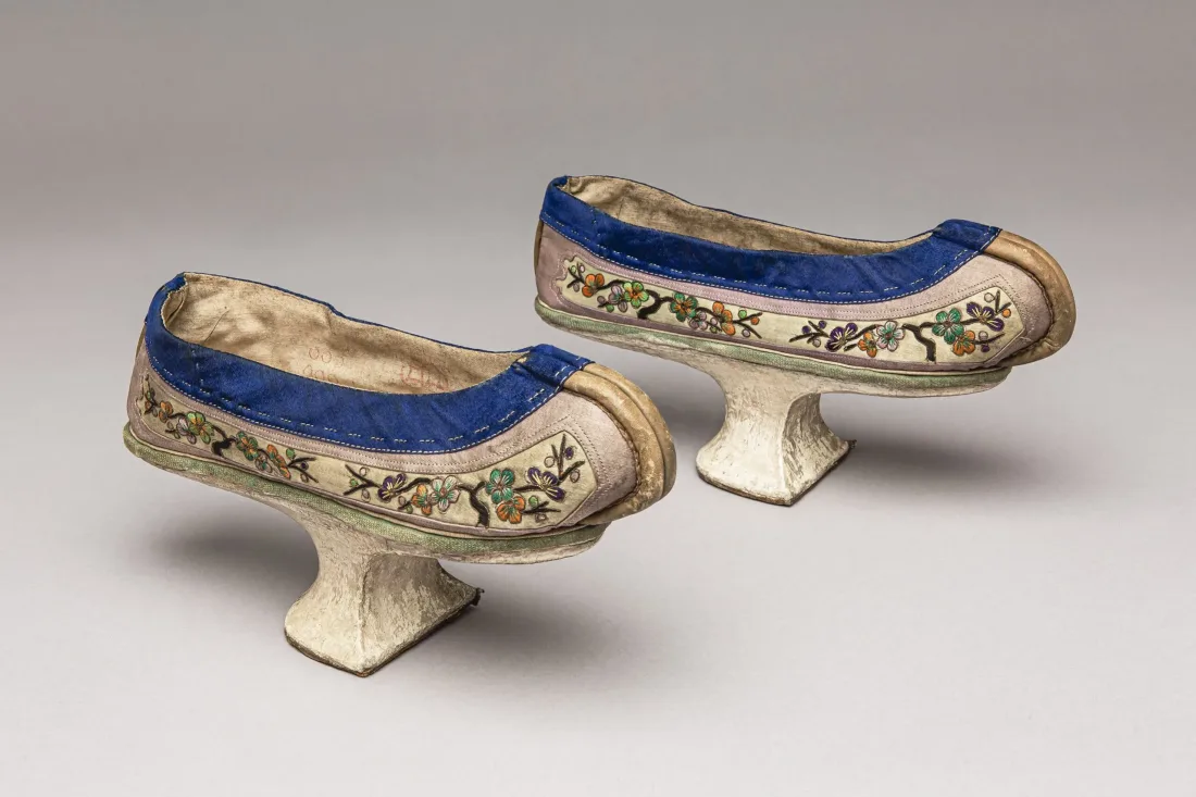 Manchurian shoes for women, embroidered