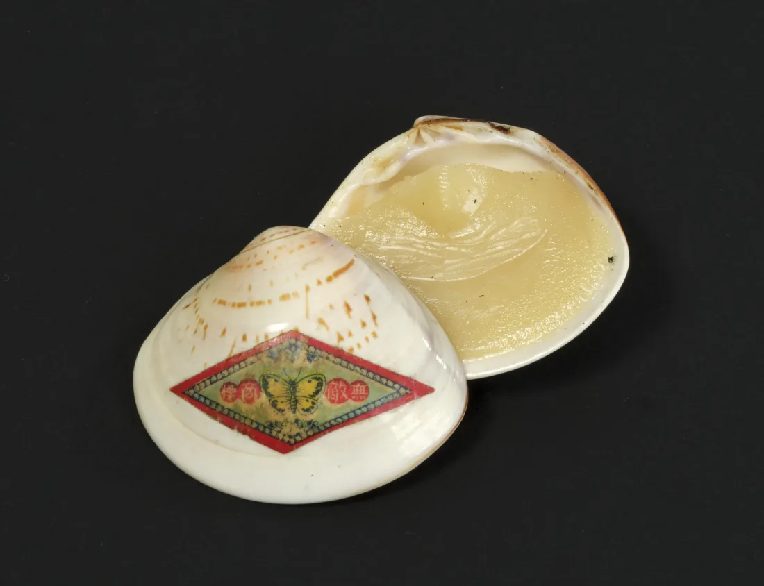 Melkfettdöschen mit Schmetterling