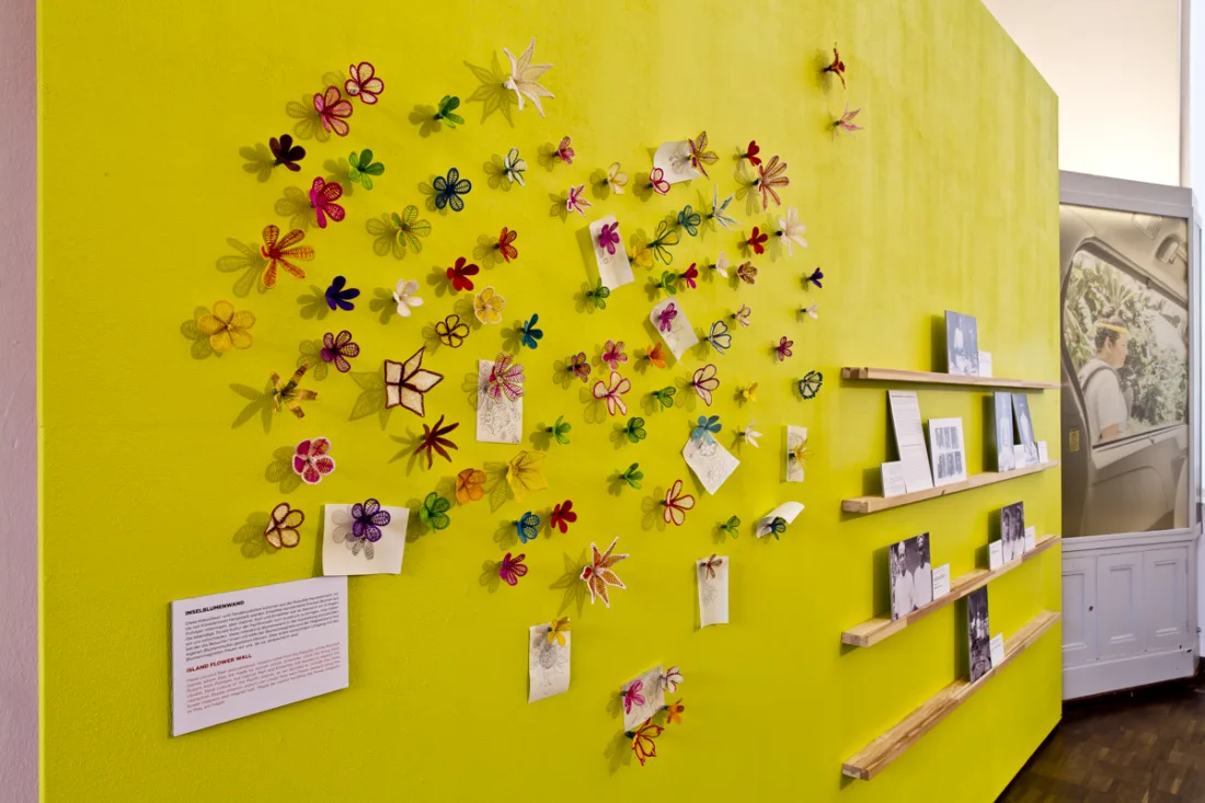 Zwischenraum-Präsentation, Blumenschmuck
